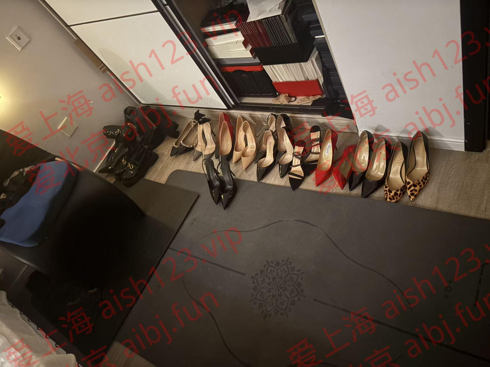 妹子床边的高跟鞋